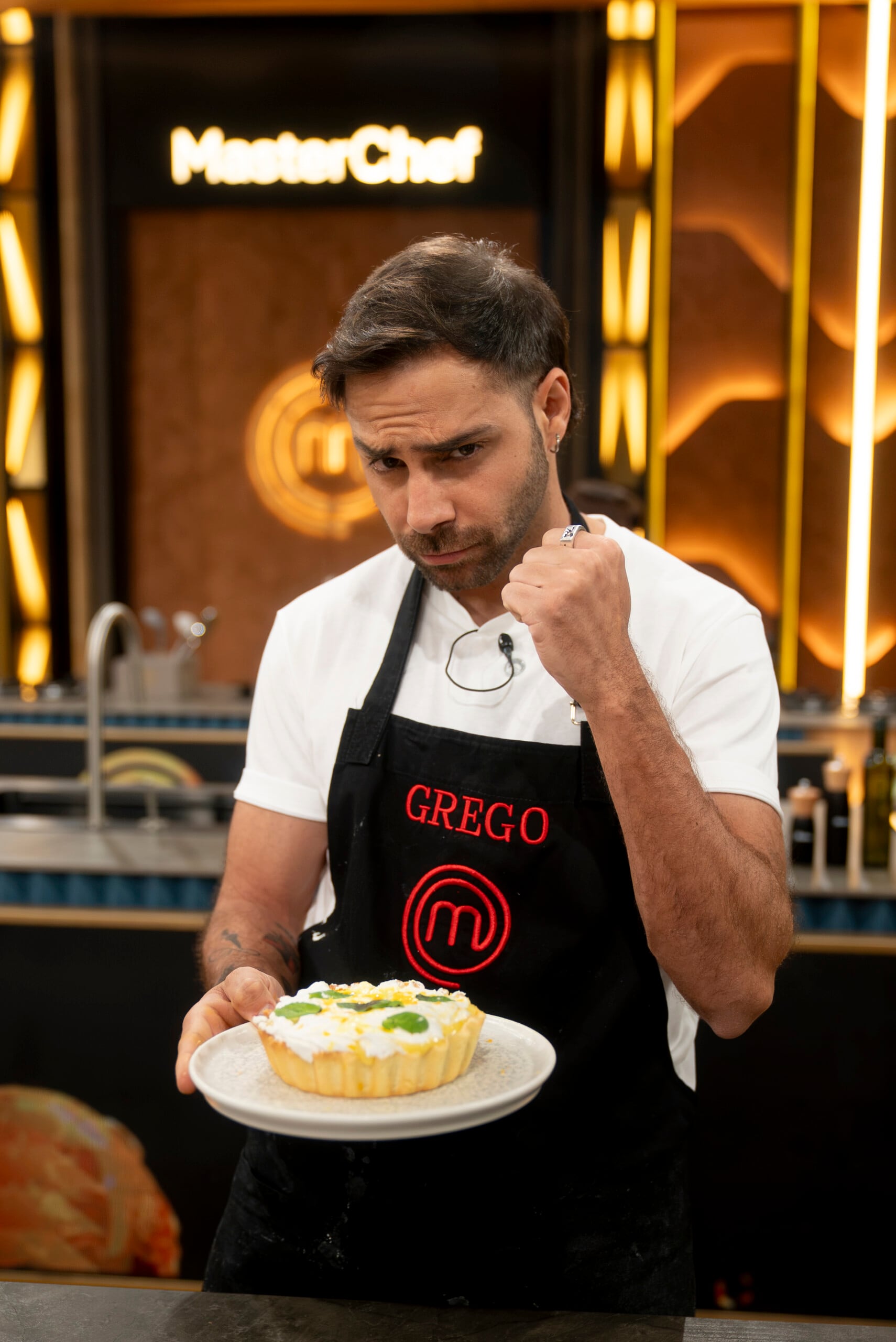 Grego Rosselló sostiene un lemon pie en el estudio de televisión del certamen culinario MasterChef Celebrity.