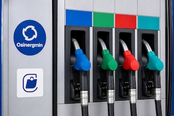 Cuatro mangueras de combustible de colores azul, verde, rojo y turquesa junto a los logos de Osinergmin y Facilito.