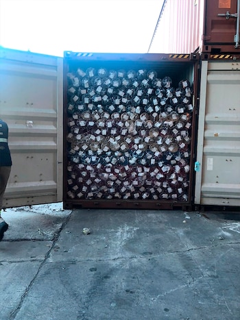 Uno de los contenedores abandonados