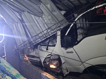 El conductor perdió el control del vehículo e impactó contra una vivienda, dejando otra víctima herida en La Unión. (Foto: Cruz Verde Salvadoreña)