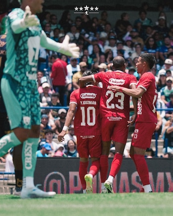 Aficionados señalan que, tras el mal debut de Solari en el banquillo, el nuevo proyecto necesitará respaldo. (X/ América de Cali)