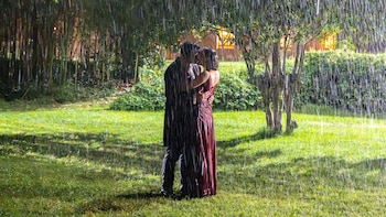 Manuel y Julieta se besan en 'La Promesa' (RTVE).