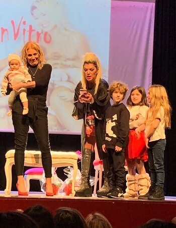 Los trillizos acompañando a su