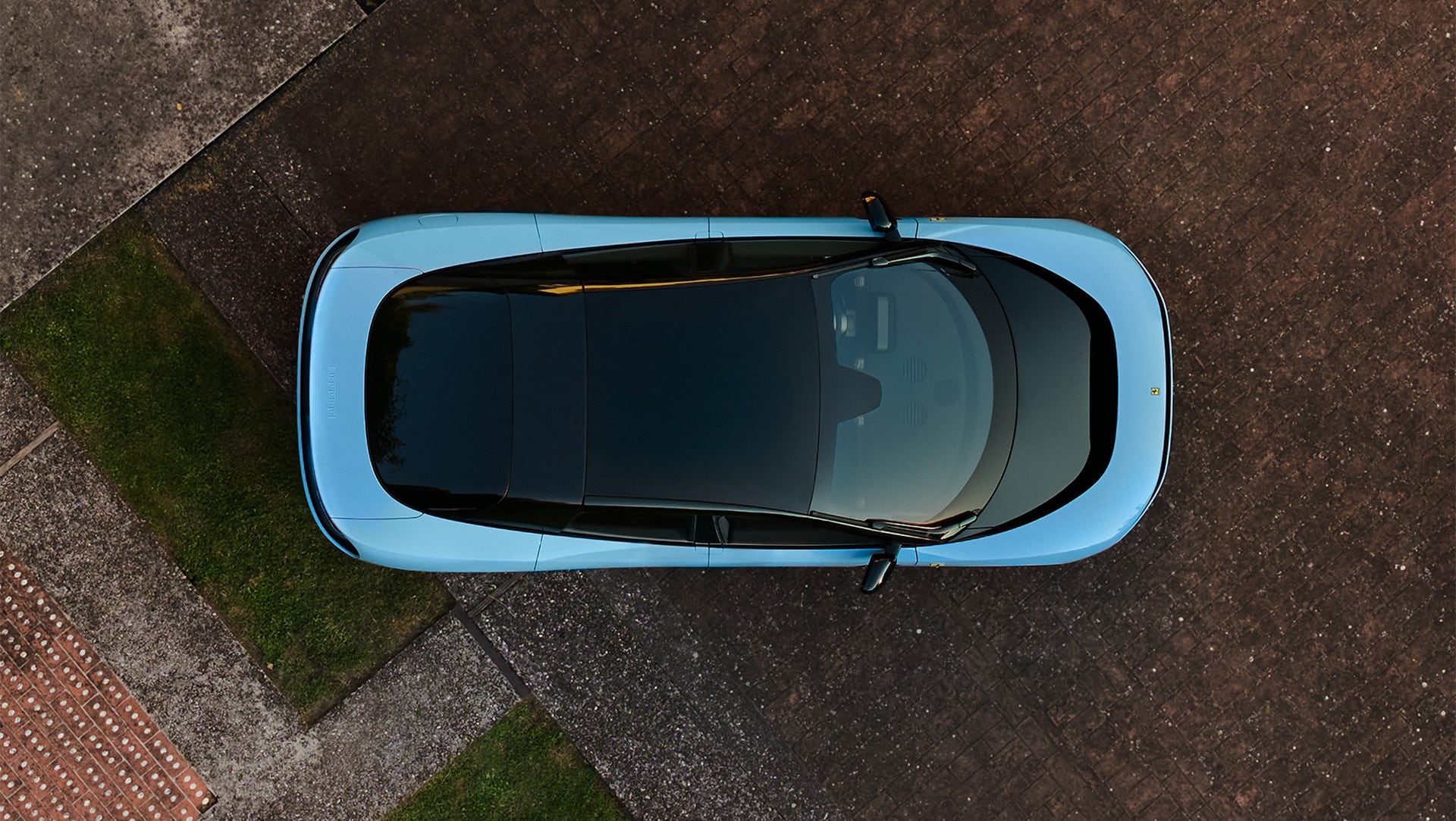 La vista superior del Ferrari Luce muestra en toda su extensión la superficie acristalada que predomina en la carrocería. (Ferrari)