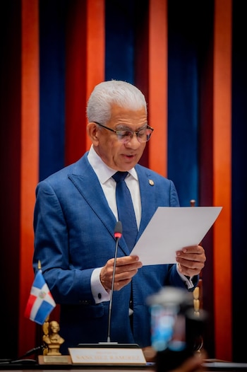 El presidente del Senado de la República Dominicana durante la presentación del proyecto de ley que propone modificaciones al Código Penal, en una sesión legislativa en Santo Domingo (Cortesía: @SenadoRD).