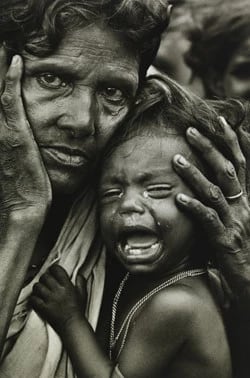 El hambre, los niños enfermos y la dimensión de la tragedia humana hicieron que la fotografía dejara de ser una búsqueda de riesgo y se convirtiera cada vez más en una forma de denuncia