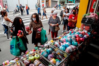 Clientes hacen compras, el pasado