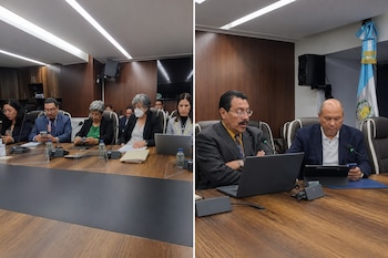 Dos fotografías de personas en una reunión sentadas a una mesa de madera con computadoras portátiles, micrófonos y la bandera de Guatemala.