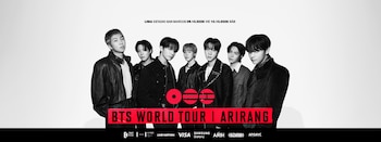 Póster en blanco y negro del grupo BTS con los siete miembros mirando al frente, el título "BTS WORLD TOUR | ARIRANG" en rojo y fechas del concierto en Lima