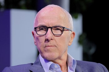 Frank McCourt lidera The People’s Bid, un consorcio que busca transformar TikTok en una plataforma centrada en el empoderamiento de los usuarios (REUTERS/Andrew Kelly/File Photo)