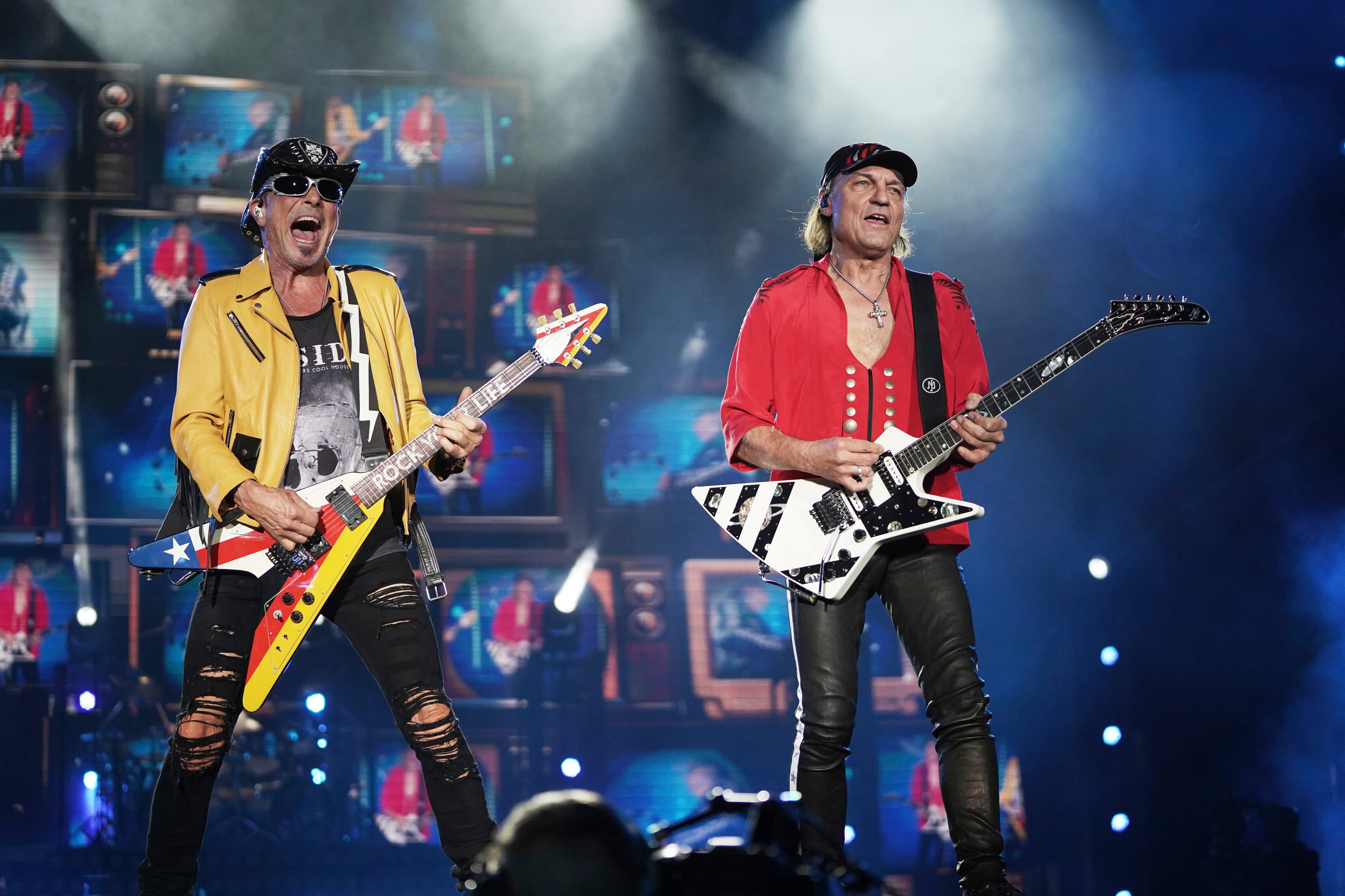 Rudolf Schenker, izquierda, y Matthias Jabs de la banda alemana de rock Scorpions durante su presentación en la 25ª edición del festival de música Vive Latino en la Ciudad de México, el sábado 15 de marzo de 2025. (Foto AP/Aurea Del Rosario)