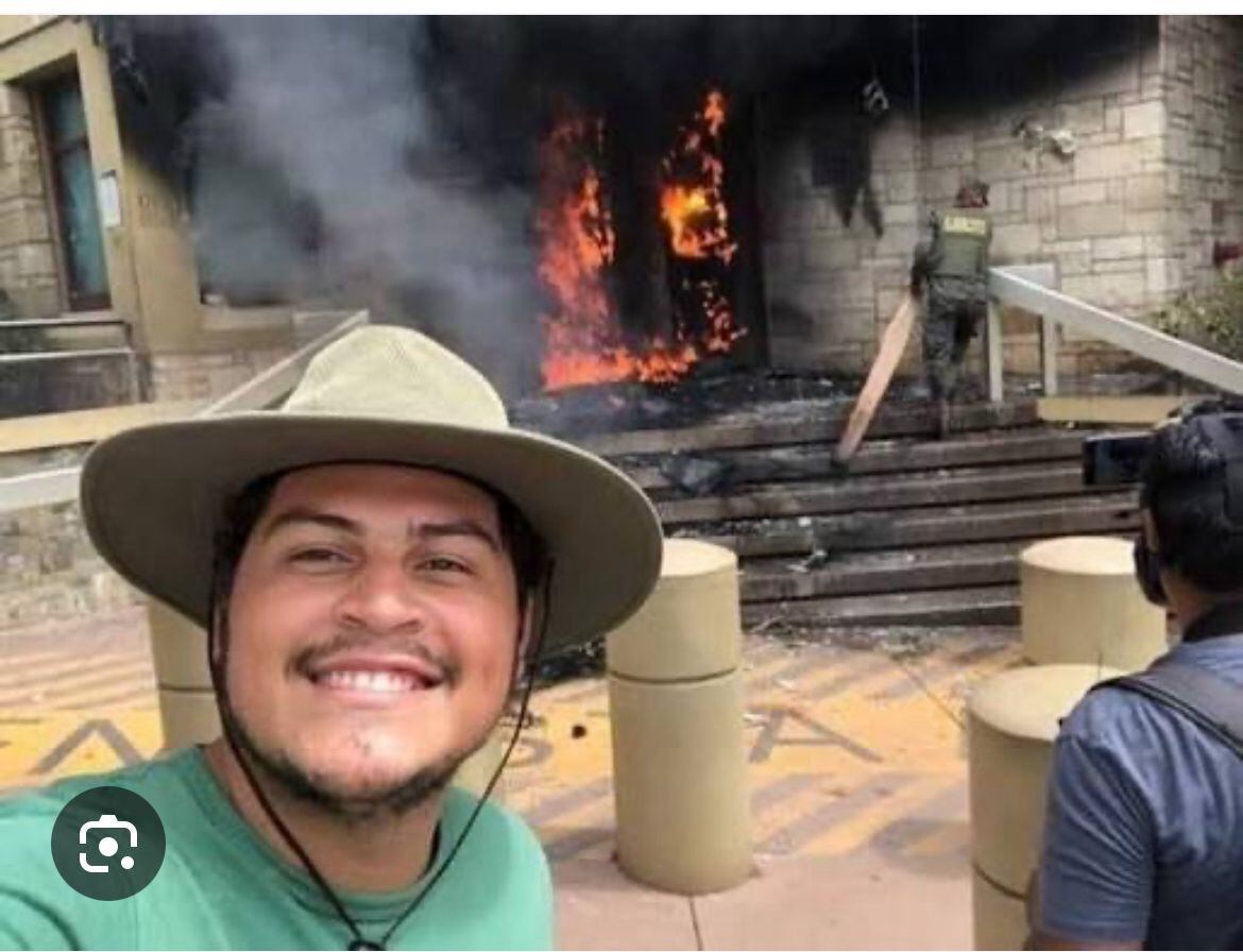 Marlon Ochoa, consejero nacional electoral (CNE), frente a la embajada de Estados Unidos cuando fue atacada por militantes que actualmente responden a Xiomara Castro