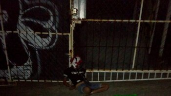 Junto a los cadáveres había