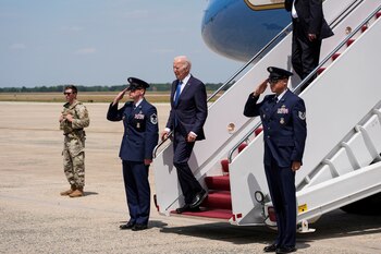 Joe Biden desembarca del Air
