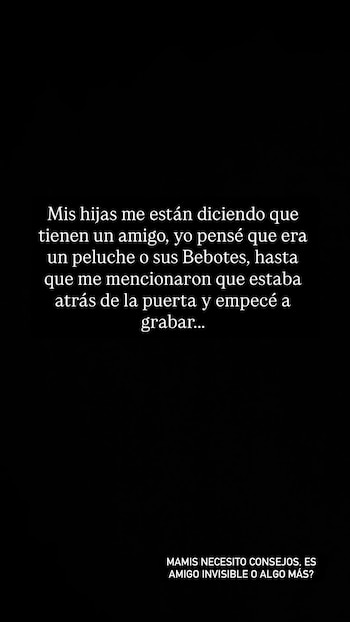 Fondo negro con frases en letras blancas que describen un relato sobre un amigo y piden consejos a otras madres