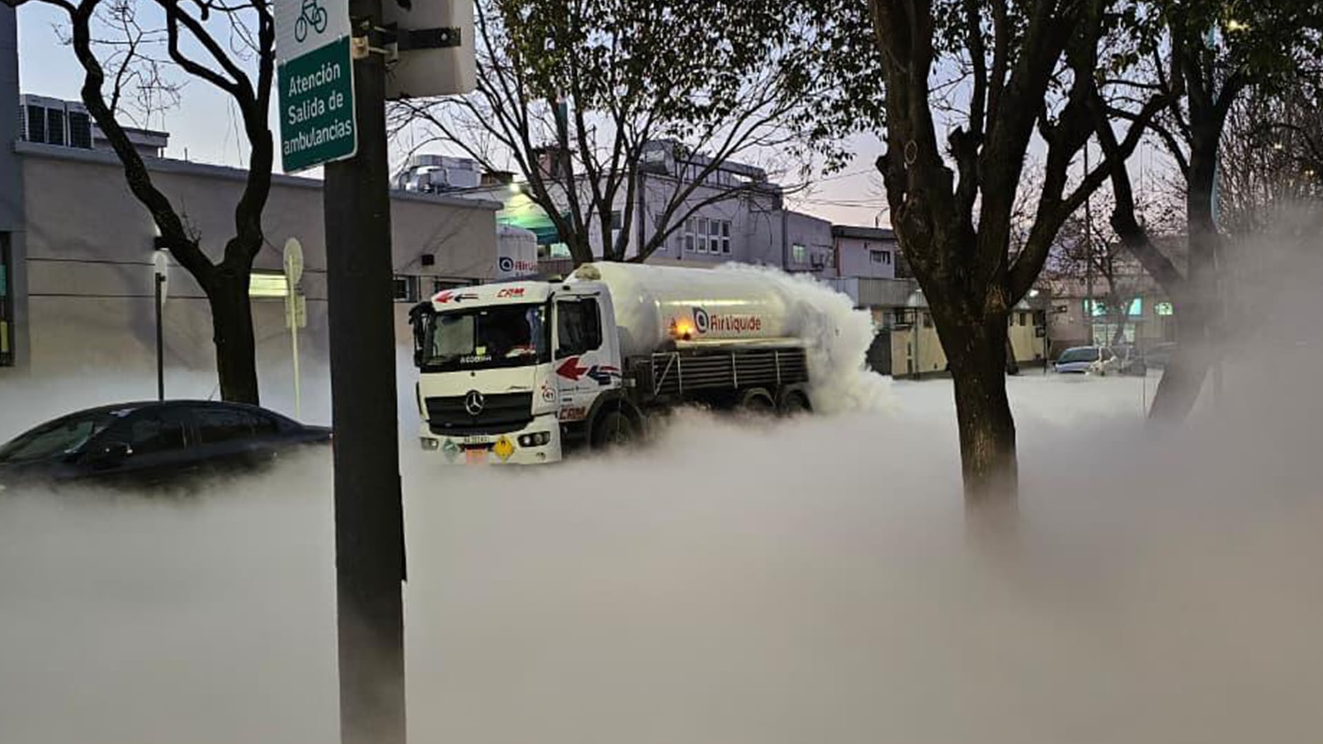Un camión derramó oxígeno líquido en una de las salidas del Hospital Vélez Sarsfield