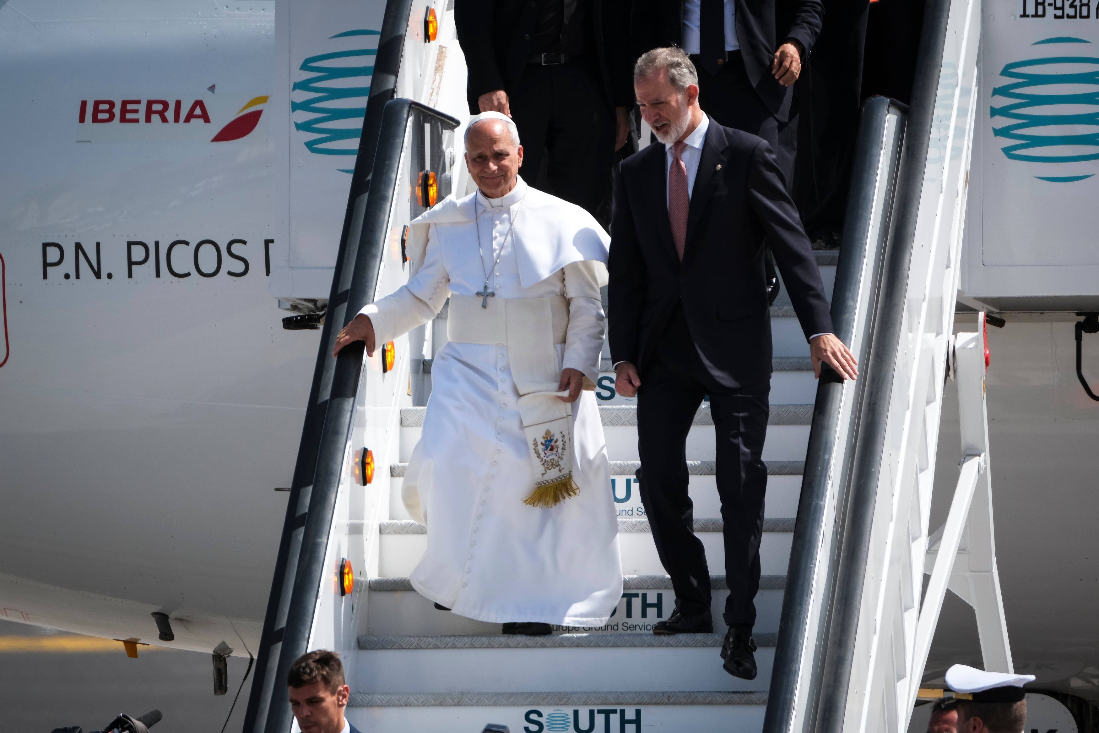 El papa León XIV y el rey Felipe VI descienden del avión averiado (EFE/ Alberto Valdés)