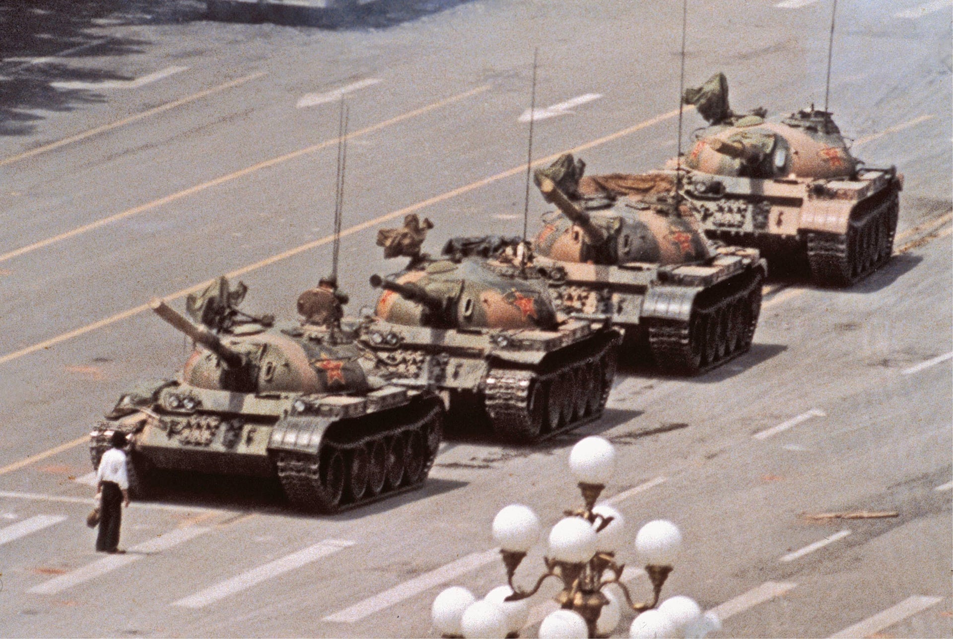 La icónica imagen que reportero gráfico de AP que lo llevó a la final de los premios Pulitzer de 1989 (AP Photo/Jeff Widener)