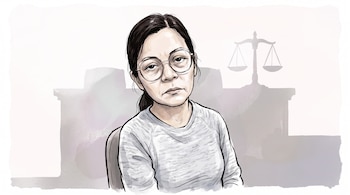 Caricatura de Melisa Calito, mujer con gafas redondas y cabello oscuro, sentada, con una balanza de la justicia y un estrado judicial de fondo.