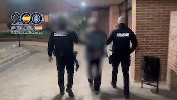 Detenido un hombre por el asesinato a puñaladas de una mujer de 52 años frente a un portal en Carabanchel (Madrid)