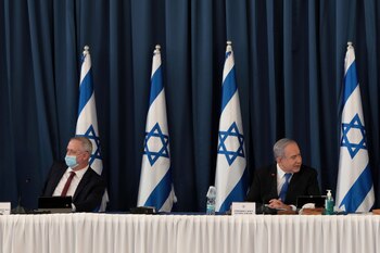 Netanyahu y Gantz distanciados y