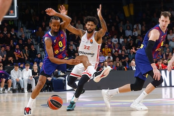 El Olympiacos de Grecia venció al FC Barcelona en tiempo suplementario durante un encuentro de la Euroliga disputado en el Palau Blaugrana. (EFE/Quique García)
