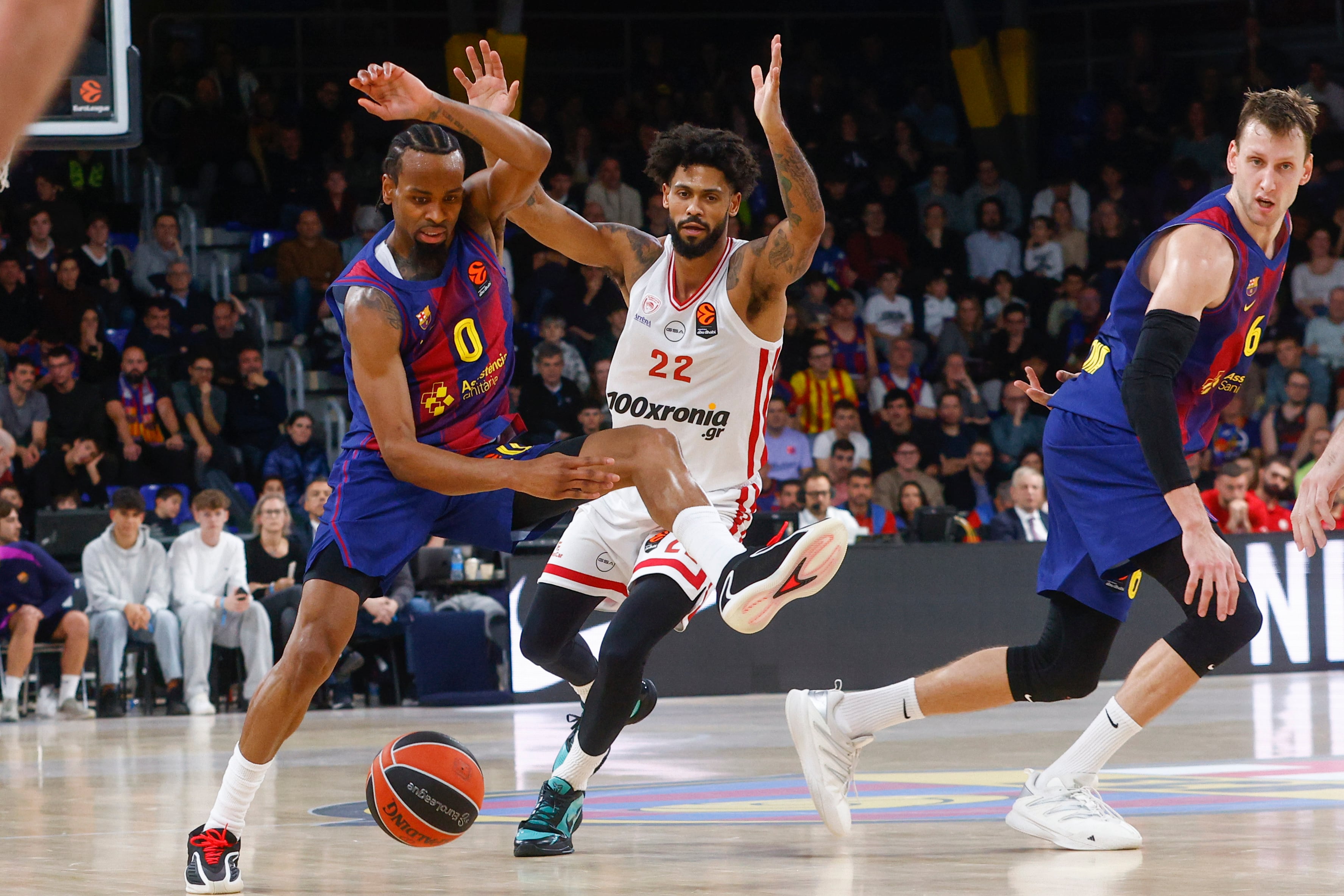 El Olympiacos de Grecia venció al FC Barcelona en tiempo suplementario durante un encuentro de la Euroliga disputado en el Palau Blaugrana. (EFE/Quique García)