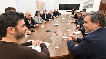 Chubut y el ENACOM firmaron un acuerdo para instalar el segundo cable submarino de fibra óptica del país
