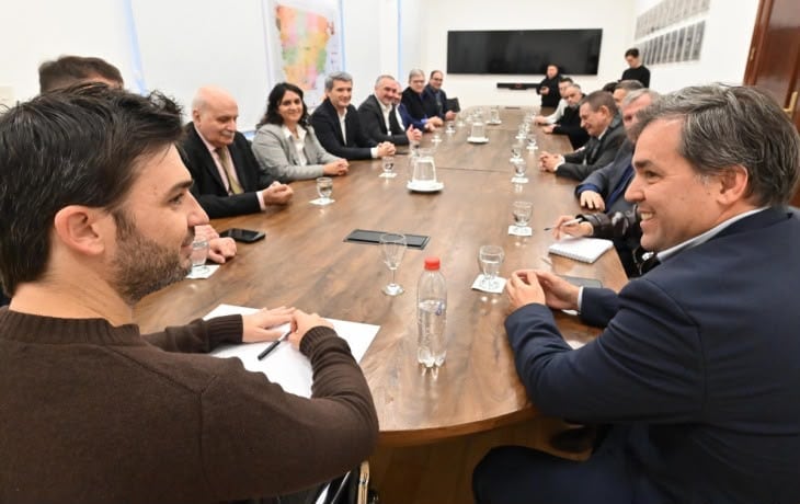 El gobernador Ignacio Torres firmó con el Enacom el lanzamiento del programa Chubut Hub Digital 2030 (Gobierno del Chubut)