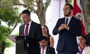 Diego Miranda, alcalde de San José, pidió a la presidenta Laura Fernández abrir espacios de diálogo para discutir reformas estructurales durante la conmemoración de los 205 años de independencia. Crédito: Captura Presidencia de la República