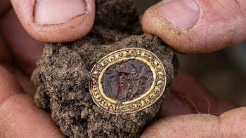 Encontraron un anillo de oro de 700 años que podría haber pertenecido a una condesa y ahora será subastado