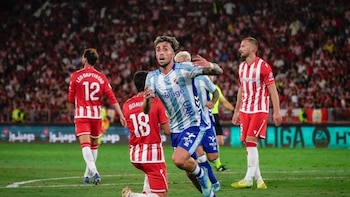 El Málaga gana en Almería y vuelve a Primera ocho años después