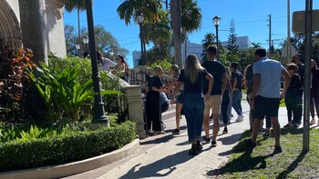 Familiares y amigos llegan a