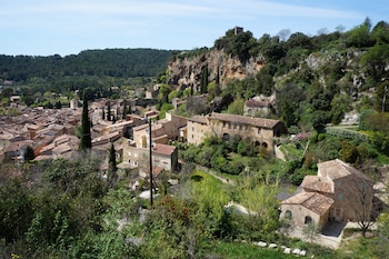 Pueblo de Cotignac, en Francia (Wikimedia Commons)