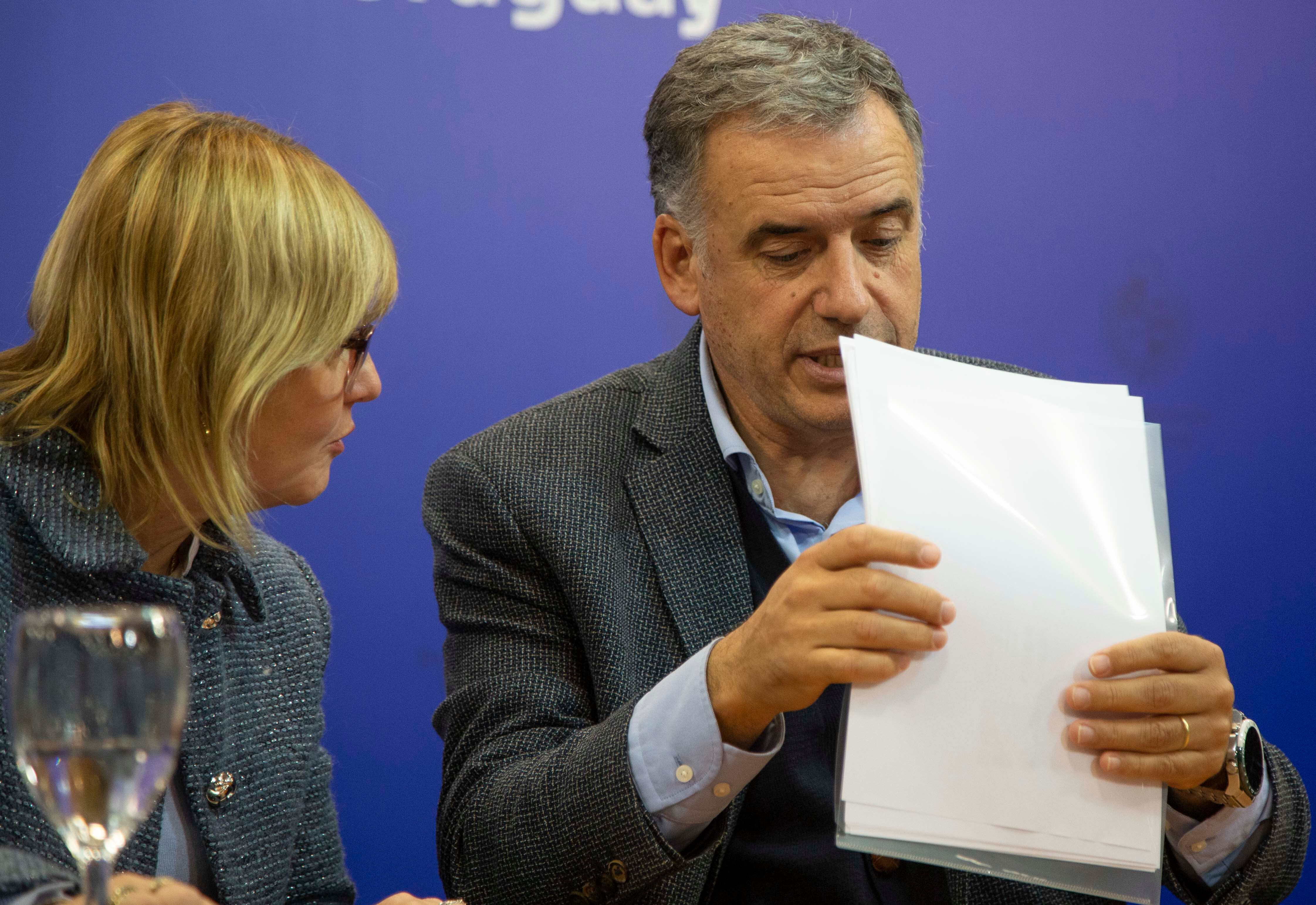 El presidente de Uruguay, Yamandú Orsi, y la ministra de Salud Pública, Cristina Lustemberg, en una en junio conferencia de prensa al anunciar medidas anti tabaco (Presidencia)