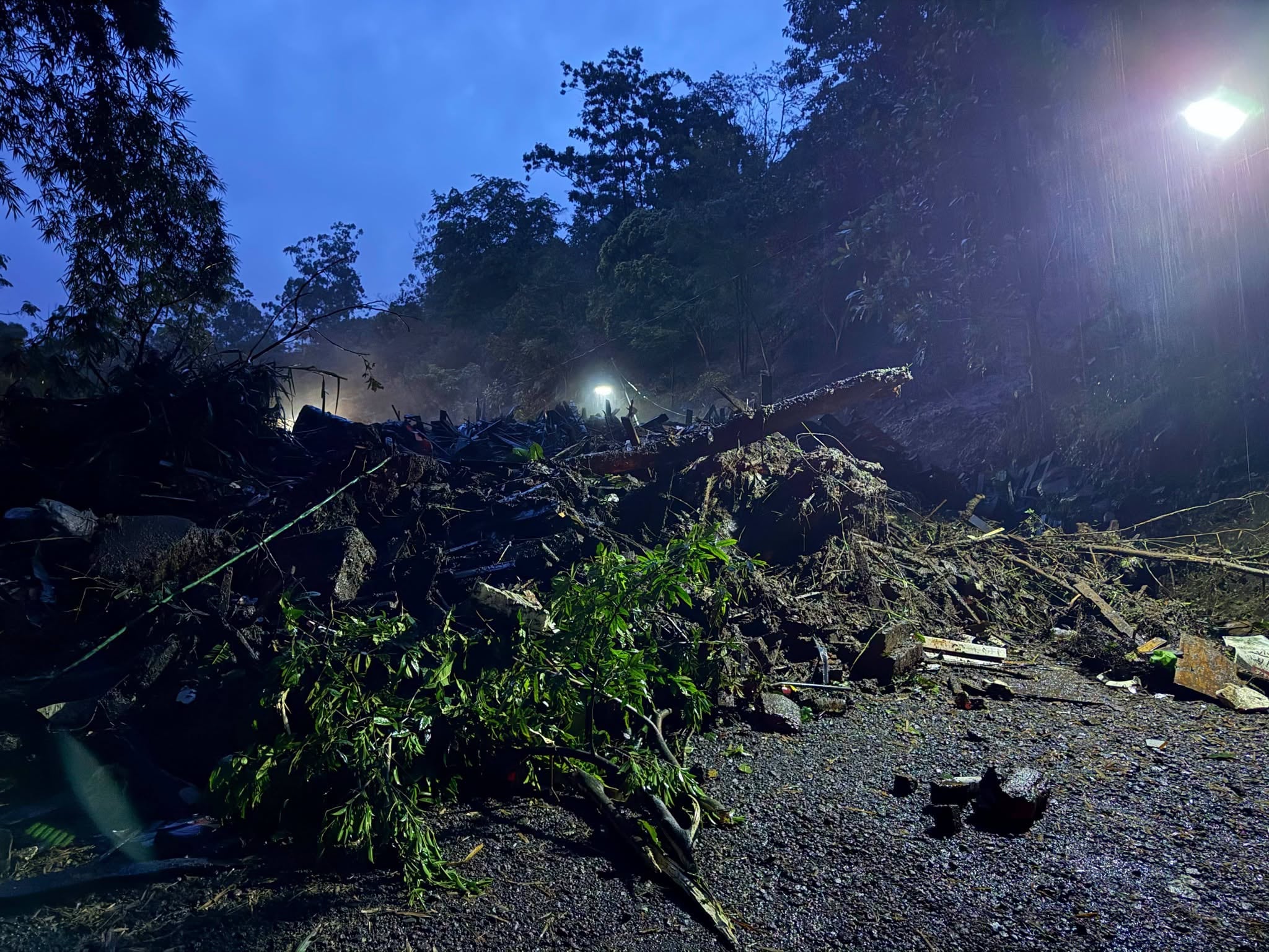 La Cruz Roja Costarricense movilizó unidades de soporte básico, avanzado y vehículos de rescate para atender la emergencia. (Cortesía: Cruz Rija Costarricense)