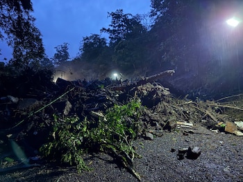 La Cruz Roja Costarricense movilizó unidades de soporte básico, avanzado y vehículos de rescate para atender la emergencia. (Cortesía: Cruz Rija Costarricense)