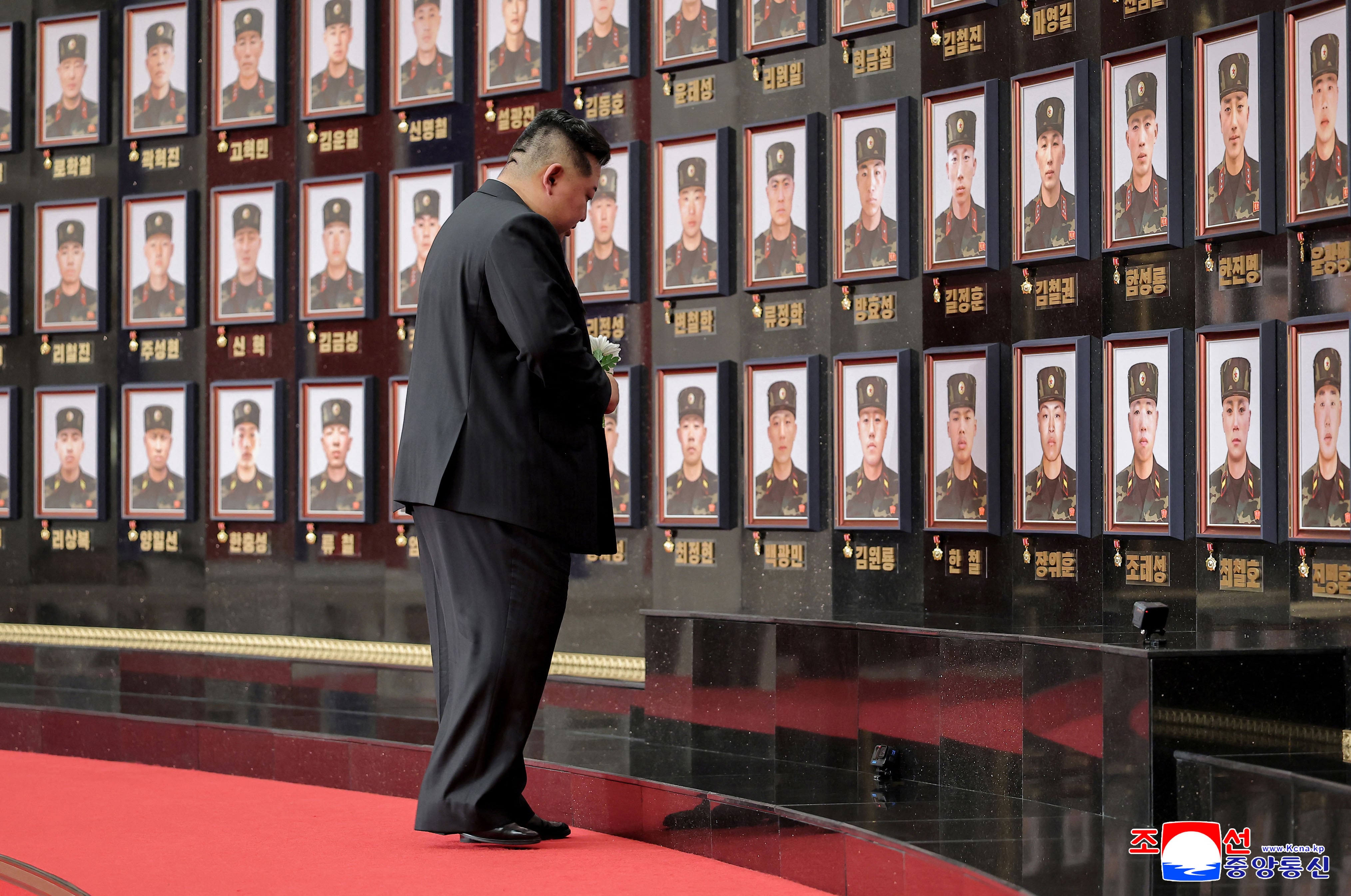 Kim Jong Un ante el muro memorial durante una ceremonia de condecoraciones a los soldados norcoreanos que combatieron en la región rusa de Kursk, en Pyongyang (agosto de 2025). (KCNA vía AFP/archivo)