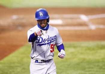 Mookie Betts celebra un home
