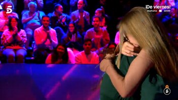 Silvia abrazada a su familia