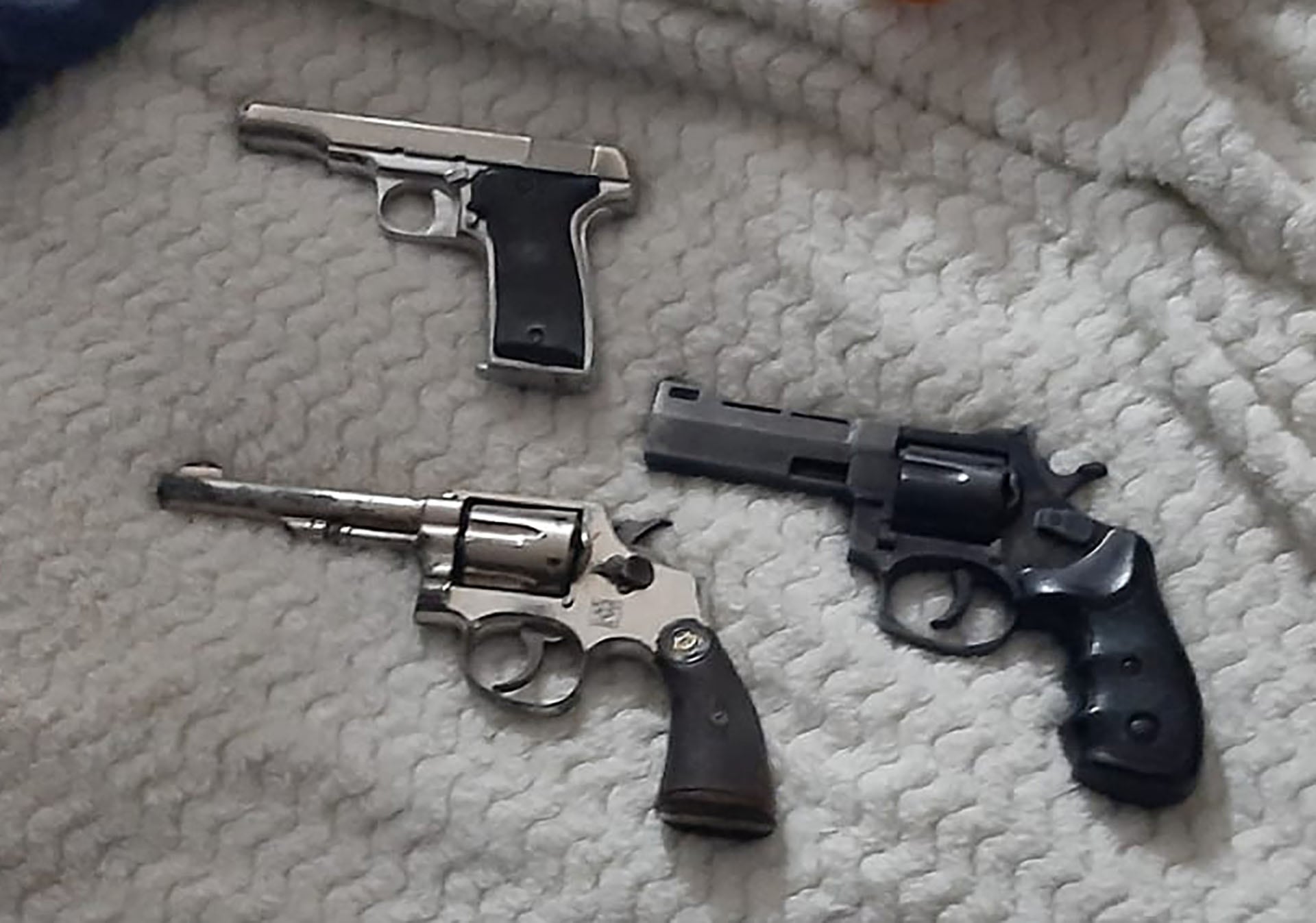 También se secuestraron tres armas de fuego —dos revólveres calibre .38 y una pistola calibre 7.65— junto con municiones