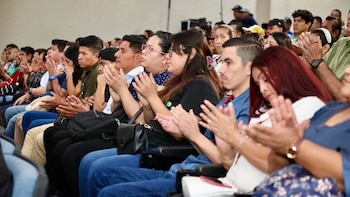La viceministra de Diáspora y Movilidad Humana expuso el objetivo del evento para retornados del Programa de Movilidad Laboral. La jornada incluyó formación sobre finanzas, impulso al ahorro y apoyo al emprendimiento con instituciones aliadas (Foto cortesía Viceministerio de Diáspora)