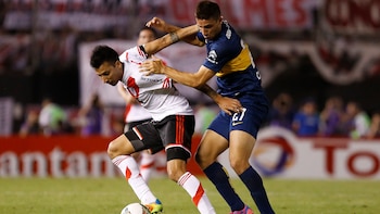 Calleri disputa una pelota con