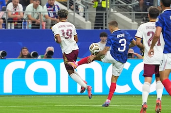 Lucas Digne, de Francia, patea a Lamine Yamal, de España, en la semifinal de la Copa del Mundo, el martes 14 de julio de 2026 en Arlington, Texas (AP Foto/Julio Cortez)