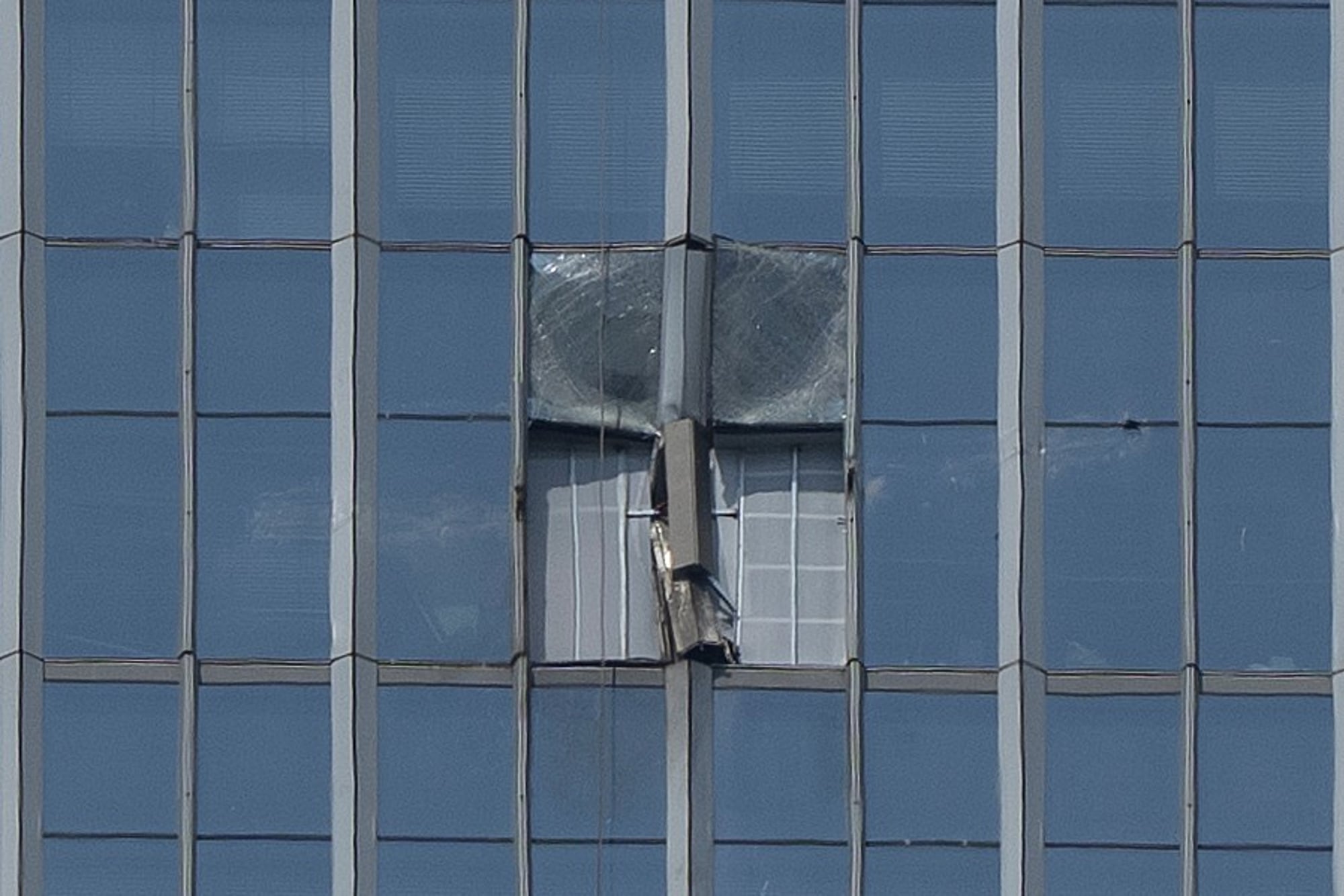 Vista de los daños en la estructura de la Torre Citic de Beijing el 26 de junio de 2026. El impacto a seis kilómetros de la sede del poder político dejó un muerto y 13 heridos. (AP Foto/Han Guan Ng)