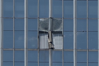 Vista de los daños en la estructura de la Torre Citic de Beijing el 26 de junio de 2026. El impacto a seis kilómetros de la sede del poder político dejó un muerto y 13 heridos. (AP Foto/Han Guan Ng)