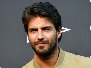14/08/2026 Maxi Iglesias se refugia en sus amigos para disfrutar de un verano de lo más tranquilo.
Maxi Iglesias ha sido visto disfrutando de un plan de lo más cotidiano y alejado del foco de los grandes eventos. El actor aprovechó una jornada de descanso para acudir al cine acompañado por un grupo de amigos, con quienes compartió varias horas antes de regresar a casa.
EUROPA ESPAÑA SOCIEDAD