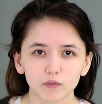 Primer plano de Katie Pladl, una mujer joven con cabello castaño oscuro y ojos marrones, mirando directamente a la cámara