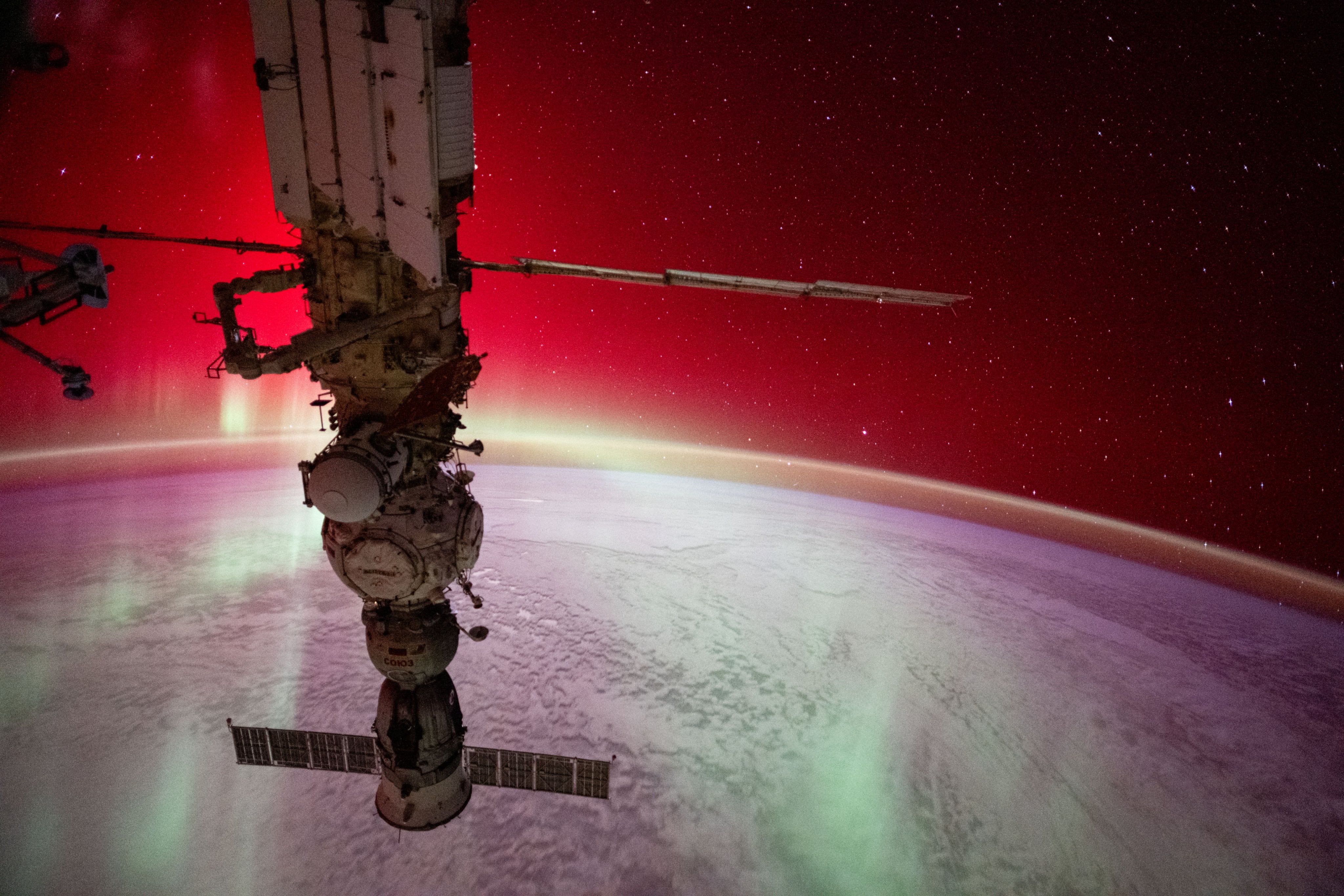 A 270 millas sobre el Océano Índico, los astronautas de la Expedición 71 a bordo de la Estación Espacial Internacional capturaron fotos de hermosas auroras verdes y rojas danzando a través de la atmósfera terrestre (X/ @NASA_ Johnson)