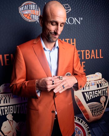 Manu con el anillo que